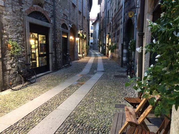 Antica Corte, Bilocale Nel Centro Storico Di Como Appartement Buitenkant foto